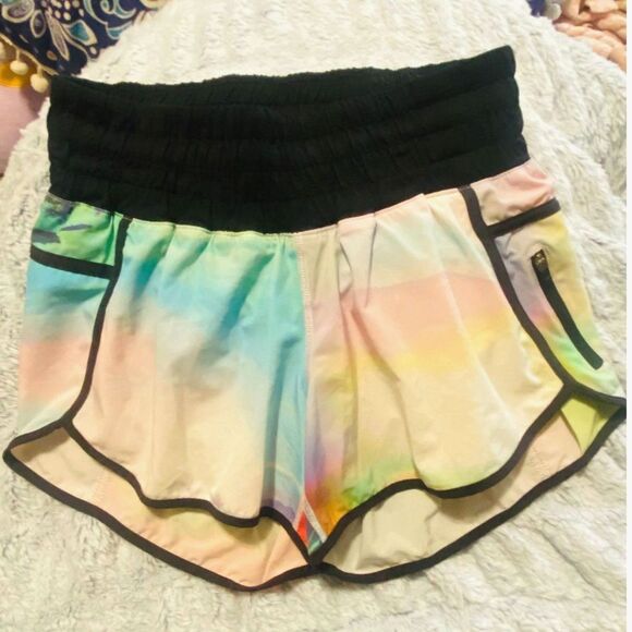 lululemon athletica Pants - Lululemon Tracker Short II Sky to SeaWheeze Multi Black Size 6 RARE UNICORN